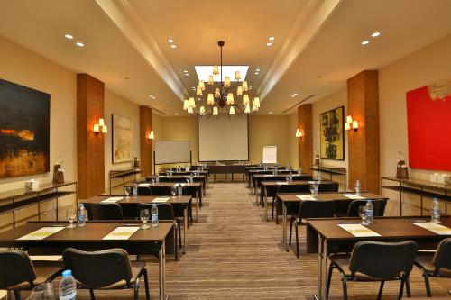 Un restaurante o sitio para comer en AlQasr Metropole Hotel