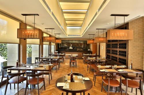 Un restaurante o sitio para comer en AlQasr Metropole Hotel