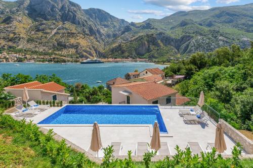 Villa con piscina junto a un cuerpo de agua en Apartments Dončić, en Kotor