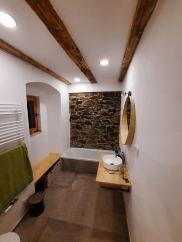 La salle de bains est pourvue d'un lavabo et d'une baignoire. dans l'établissement Statek Žíšov, à Žíšov