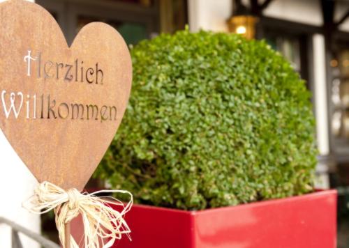 a heart sign in front of a green bush at Ringhotel Bömers Mosel Landhotel in Alf