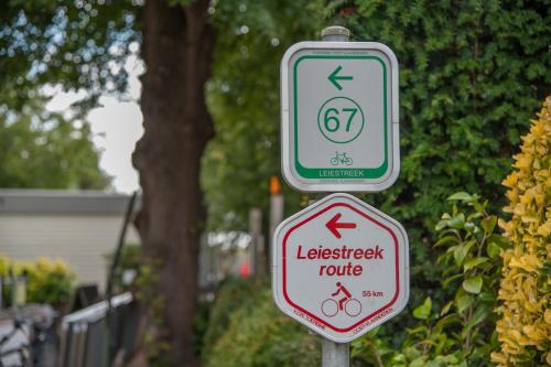 a sign for a bicycle route on a street at Hotel Torenhof in Sint-Martens-Latem