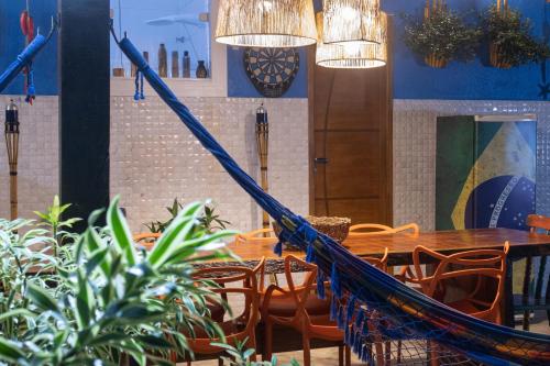 a dining room with a table and chairs at Casa azul Ilha Grande in Abraão