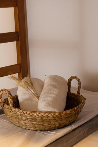 a basket filled with towels on top of a bed at Casa azul Ilha Grande in Abraão