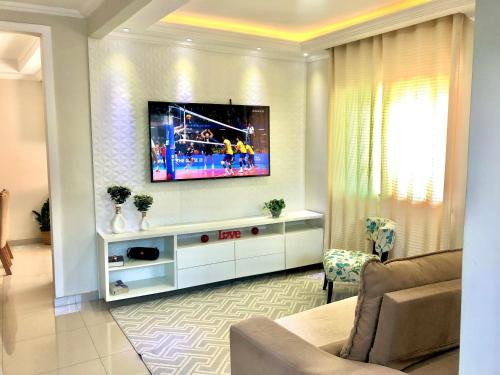 Televisyen dan/atau pusat hiburan di Dúplex em Porto Seguro com piscina a 8 minutos das praias