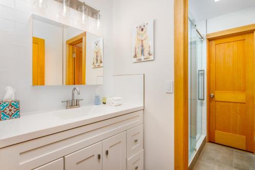 een badkamer met een wastafel en een spiegel bij Snowbird Condo 195 - C in Girdwood