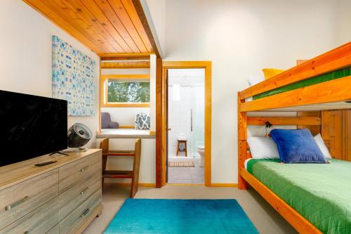 Postel nebo postele na pokoji v ubytování Snowbird Condo 195 - C