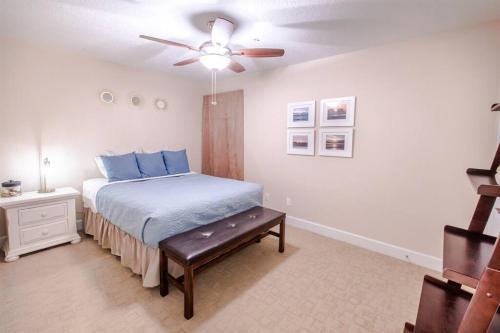 Postel nebo postele na pokoji v ubytování Rockaway oceanview condo,Steps to the beach & Downtown,W&D, WiFi