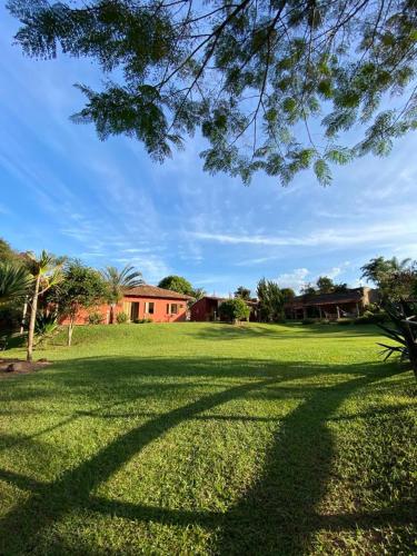 Taman di luar Pousada Vale dos Diamantes
