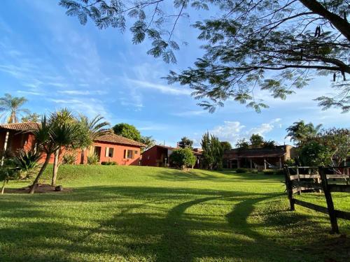 Taman di luar Pousada Vale dos Diamantes