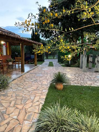 Taman di luar Pousada Vale dos Diamantes