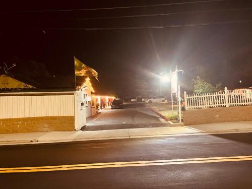 an empty street at night with a street light at Jumping Frog Motel in Angels Camp