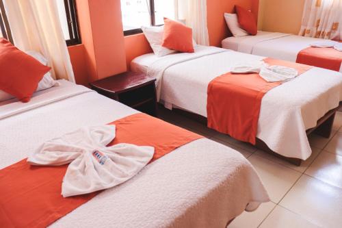 Łóżko lub łóżka w pokoju w obiekcie Hostal Carliza