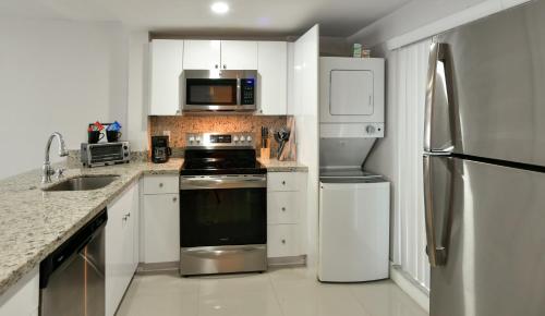 Designer River View Apartmentsにあるキッチンまたは簡易キッチン