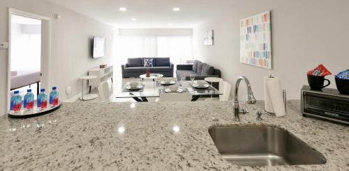 Designer River View Apartmentsにあるテレビまたはエンターテインメントセンター