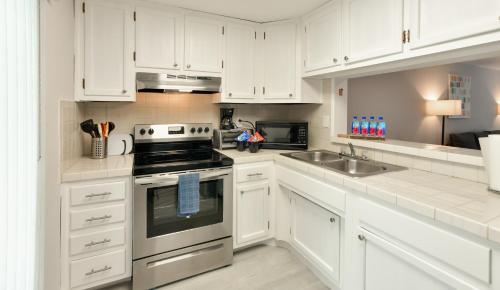Designer River View Apartmentsにあるキッチンまたは簡易キッチン