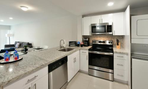 Designer River View Apartmentsにあるキッチンまたは簡易キッチン