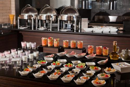 Comida en o cerca de este hotel