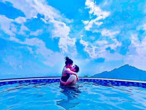 una mujer sentada en una piscina en Sun Villa Tam Đảo, en Vĩnh Phúc
