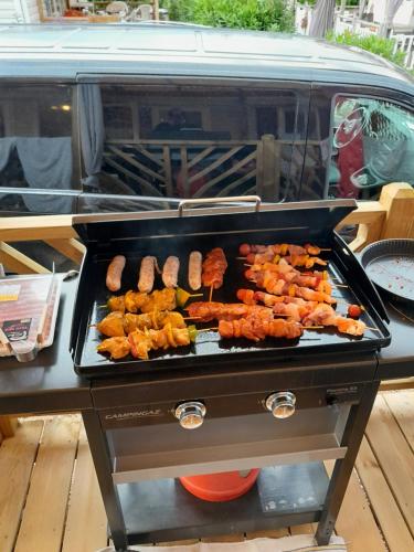 a grill with many different types of food on it at Grand mobilhome spacieux 8 places frejus/straphael in Fréjus