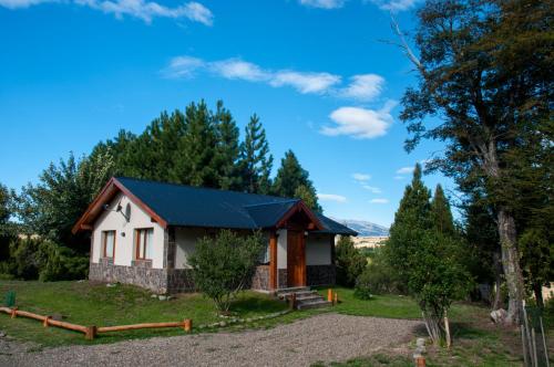 a small house with a blue roof at KaiKen Lauquen in Trevelin