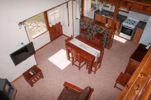 an overhead view of a kitchen with a table and chairs at KaiKen Lauquen in Trevelin