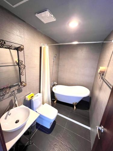 a bathroom with a tub and a toilet and a sink at 溪頭18號 in Lugu