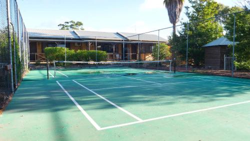Εγκαταστάσεις για τένις ή/και σκουός στο Margaret River Motel ή εκεί κοντά
