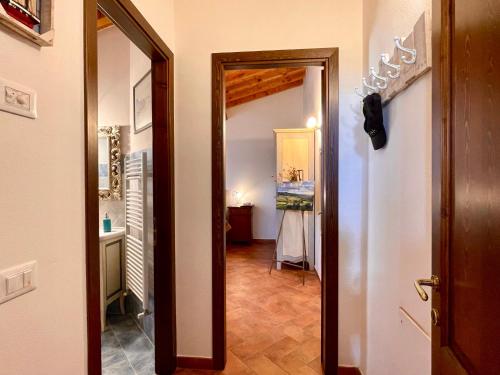 a hallway with a door leading to a room at Casa Sophia con piscina - ingresso, giardino, barbecue e parcheggio privati by ToscanaTour in Guardistallo
