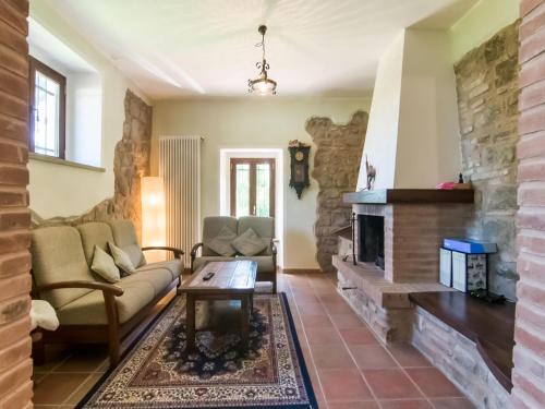uma sala de estar com um sofá e uma lareira em Belvilla by OYO Casale Verbena em Tavoleto