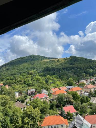 Pemandangan gunung umum atau pemandangan gunung yang diambil dari apartmen