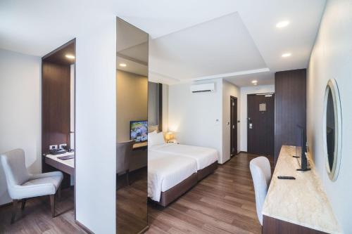 Μια τηλεόραση ή/και κέντρο ψυχαγωγίας στο SureStay Plus by Best Western Sukhumvit 2