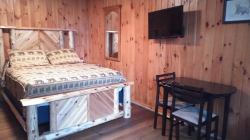 Ein Bett oder Betten in einem Zimmer der Unterkunft Adirondack Diamond Point Lodge