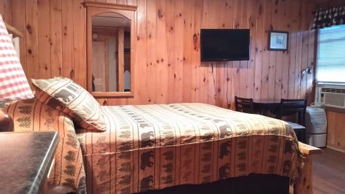 Ein Bett oder Betten in einem Zimmer der Unterkunft Adirondack Diamond Point Lodge