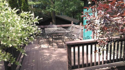 Ein Garten an der Unterkunft Adirondack Diamond Point Lodge