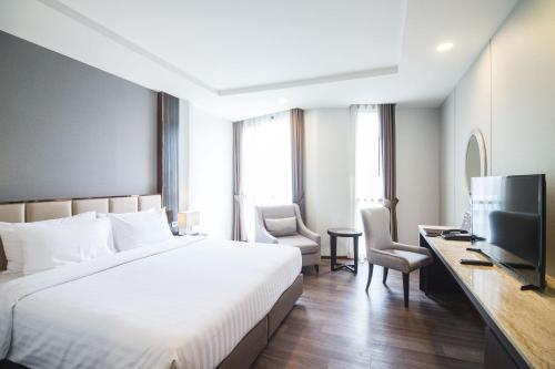 Ένα ή περισσότερα κρεβάτια σε δωμάτιο στο SureStay Plus by Best Western Sukhumvit 2