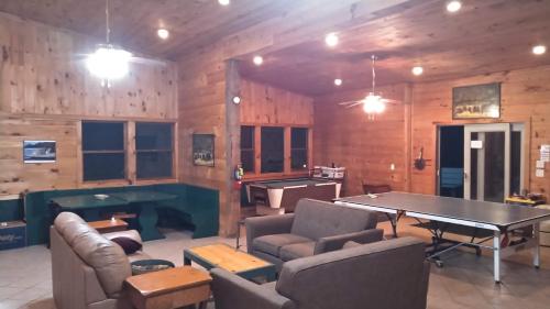 Ein Sitzbereich in der Unterkunft Adirondack Diamond Point Lodge