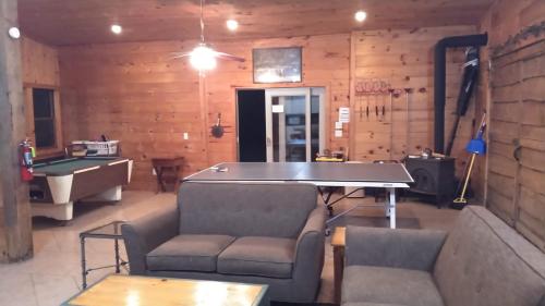 Ein Sitzbereich in der Unterkunft Adirondack Diamond Point Lodge
