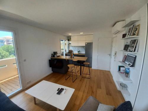 Photo de la galerie de l'établissement Superbe appartement à 100m de la mer, et à coté de la base nature, à Fréjus