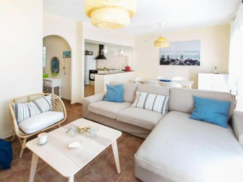 uma sala de estar com um sofá e uma mesa em Apartamento "SA VIEIRA" BLANES COSTA BRAVA em Blanes