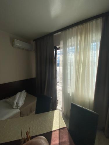 a hotel room with a bed and a window at Pensiunea Damiro in Orşova