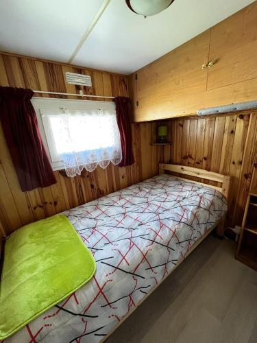 une chambre avec un lit dans une pièce avec une fenêtre dans l'établissement Bungalow charmant à Cauterets avec vue sur la montagne, à Cauterets
