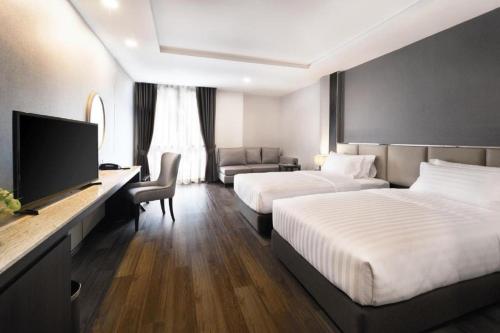 Ένα ή περισσότερα κρεβάτια σε δωμάτιο στο SureStay Plus by Best Western Sukhumvit 2