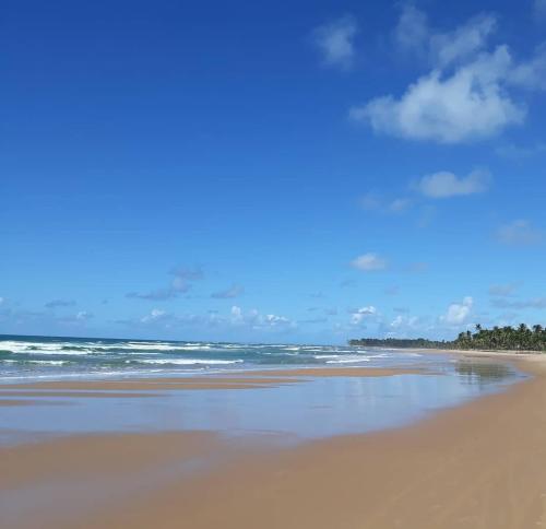 a beach with the ocean and a blue sky at Recanto Ancora Azul - Taipu de Fora in Barra Grande