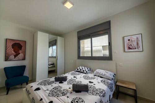מיטה או מיטות בחדר ב-Pool side luxury suite at Royal Park-New Listing