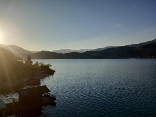 a view of a lake with mountains in the background at Lejla apartmani - Jablaničko jezero in Konjic
