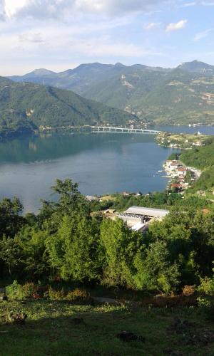 a view of a lake with a bridge in the distance at Lejla apartmani - Jablaničko jezero in Konjic