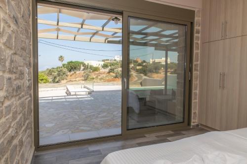 Postel nebo postele na pokoji v ubytování AEONIOS LUXURY VILLA