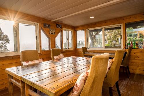 a dining room with a wooden table and chairs at Home Box in Renai