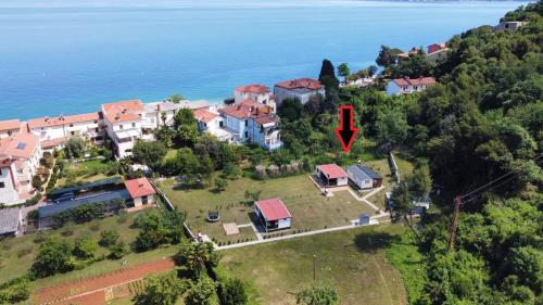 una vista aérea de una casa en una colina junto al agua en BISER KVARNERA 2, en Mošćenička Draga